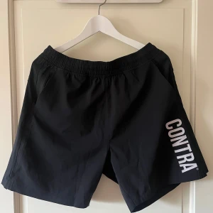 Contra träningsshorts  - M - nyskick 
