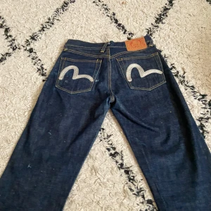 Evisu jeans  - Säljer dessa evisu jeans då de tyvärr inte kommer till användning. I fint skick utan slitningar.