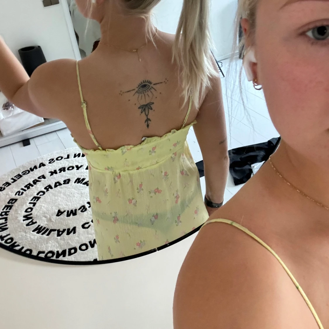 Gul maxi klänning med spets och blommor - 92