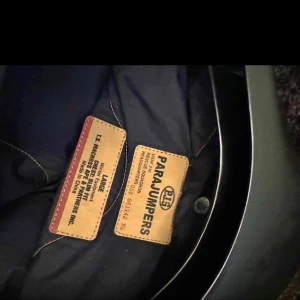 Parajumpers right hand  - Nyskick , Storlek L  , priset kan diskuteras. 