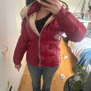 Moncler jacka dam - Äkta mincler jacka, utan scanner eftersom det är en gammal model men den är äktenhetskontrollerad eftersom den är köpt på vestiaire💕pris kan diskuteras, den såldes ny för 14000