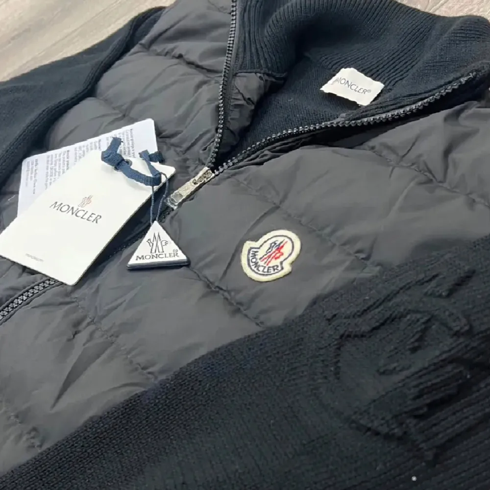 moncler cardigan i nyskick. Tillkommer med alla tillbehören som påse, tags, qr kod, nfc som fungerar perfekt! Hör gärna av dig för fler frågor☺️. Jackor.