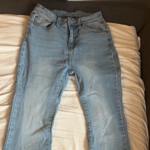 Jeans från Gina tricot med fickor back  - Jeans från Gina tricot med fickor back