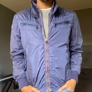 ** SÄLLSYNT ** Vintage Moncler Vindjacka - Tjenare! En go gammal windbreaker från moncler i toppskick! Köpt för ungefär 10 år sedan och är inte så himla använd! För eventuella byten eller prisförfrågningar så är det bara o skicka! Ifall ni har frågor eller vill ha fler bilder så skriv!
