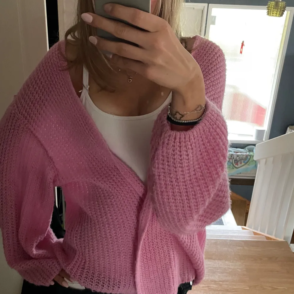 intressekoll på min helt oanvända kofta från gina tricot som inte säljs längre💗 supermjuk, lite oversized fit. kommer tyvärr aldrig till användning💗. Stickat.