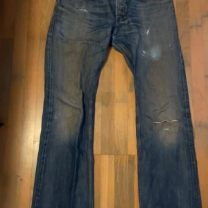 Diesel jeans - Säljer mina Diesel jeans då jag inte vill ha dom längre, dom är väl använda och hål i ett av knäna och målat färg upp mot benen därav de billiga priset. Skriv gärna om ni vill ha fler bilder eller vill diskutera pris👍