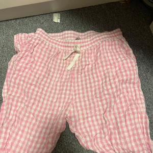 Rutiga pyjamasbyxor - Rosa rutiga pyjamas byxor från Lindex i storlek 170 