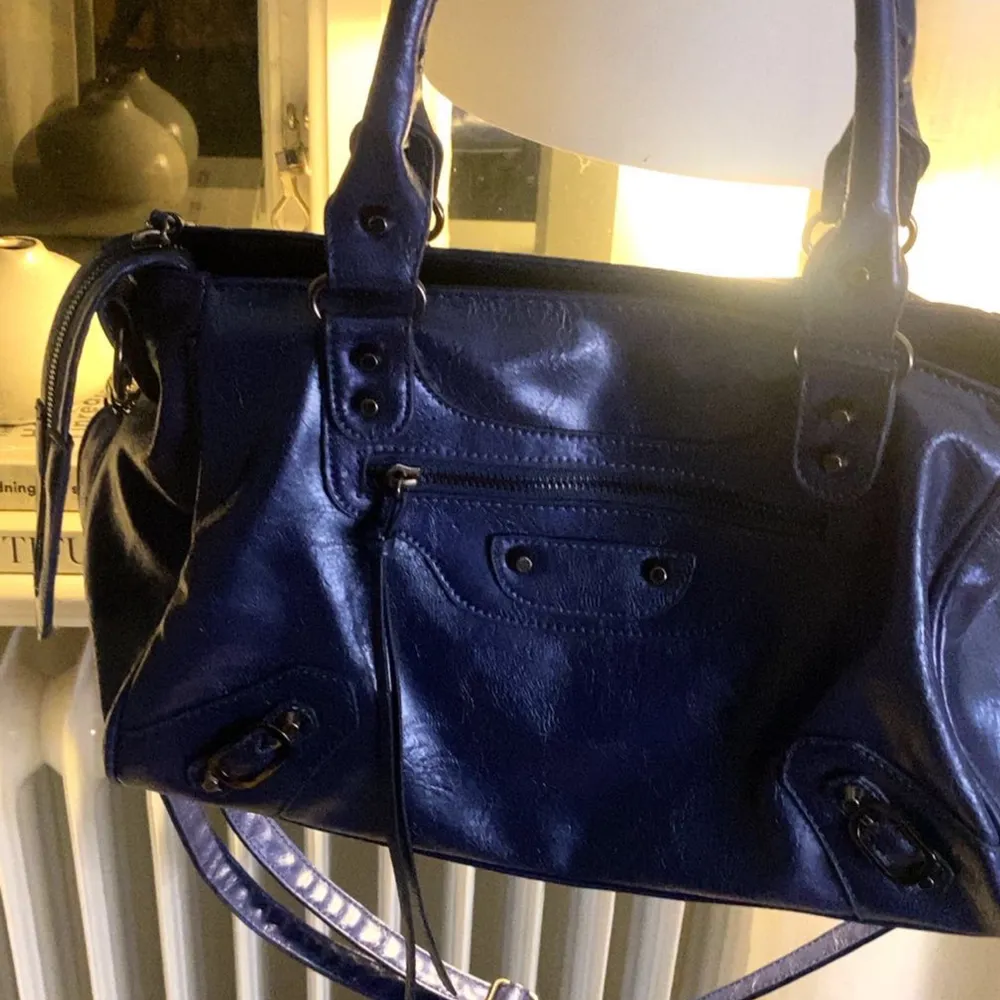 Säljer denna otroligt fina city bag Balenciaga. Säljer pga den aldrig kommer till användning och ska köpa en ny. Kontakta innan ni trycker på ”köp nu” då fler vill ha, högsta budet får. 🤎🍂. Väskor.