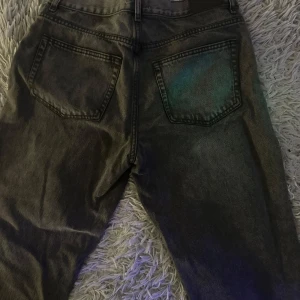 Gina Tricot jeans  - Hej säljer mina jeans från Gina Tricot dom är i storlek 38 låg midja.Jeansen är knappt använda intresserad tveka inte och skriv för frågor. 