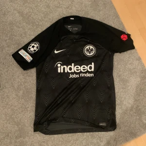 Eintracht Frankfurt 22/23  - Säljer denna skit coola tröja!! Org pris är 1200kr. Priset kan diskuteras😍 