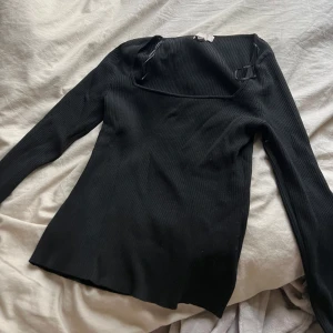 Långärmad söt tröja - Svart långärmad tröja köpt från H&M Aldrig använd men tagit bort prislapp💖