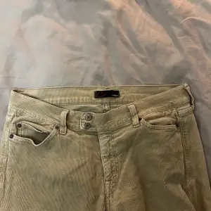  Jag säljer nu mina fina jeans som tyvärr inte passar mig längre. Storleken är 33 och längden 32, skulle säga att det motsvarar M