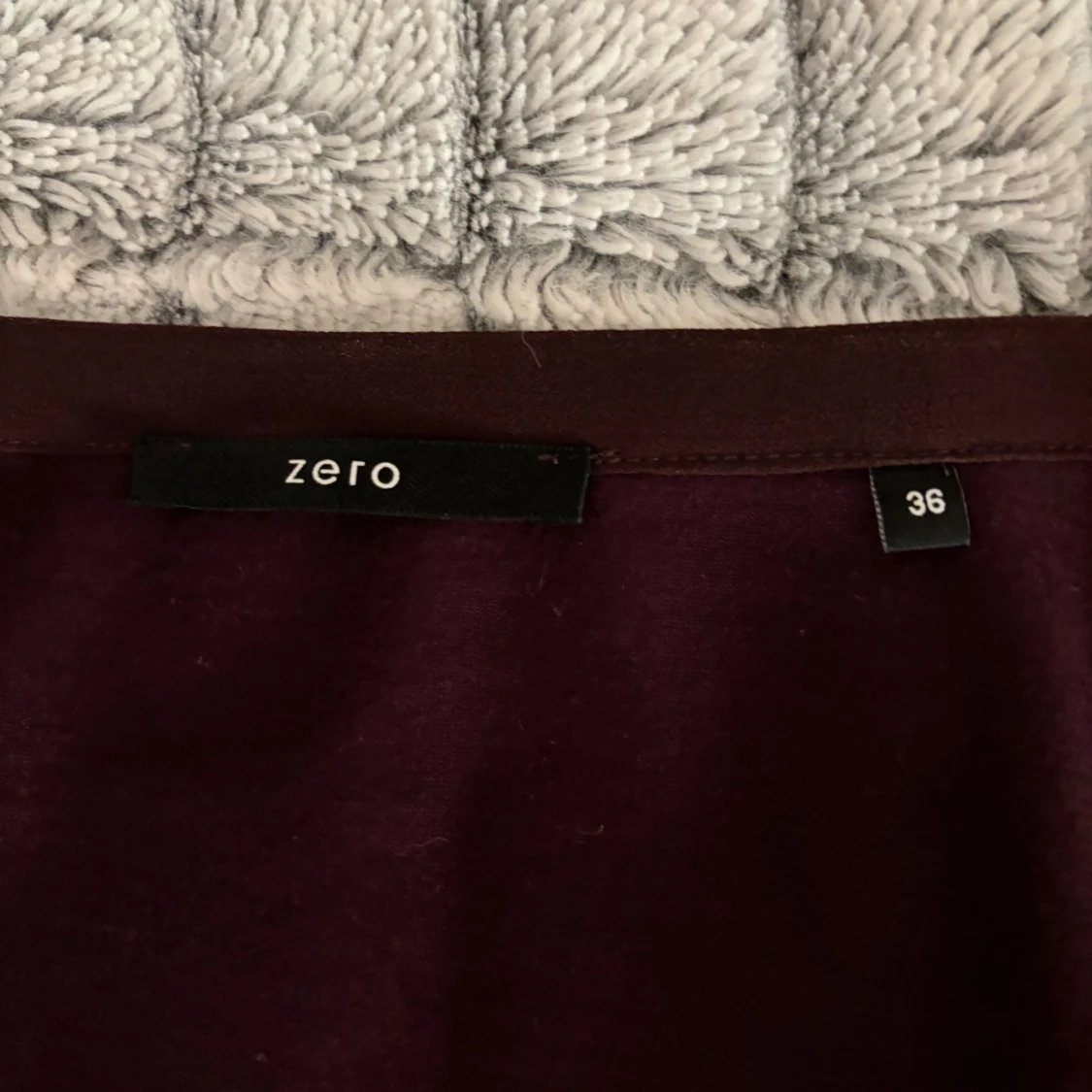 Vinröd blus med knytband - 93