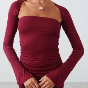 Topp  - Vin röd topp som är köpt från Gina Tricot och använd ca 3 gånger och tyvärr kommer inte till användning längre! 