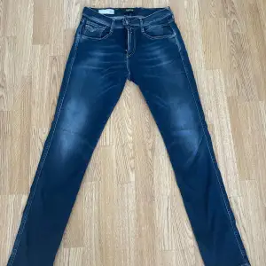 Hej! Säljer nu replay jeans som är i ett perfekt skick. De är nästan som nya. Hör av dig vid eventuella frågor!