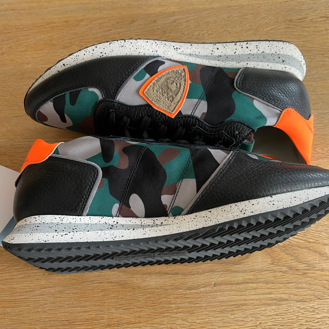 Camouflage sneakers från Philippe Model - 90