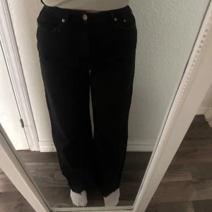 Svarta raka jeans  - Super fina svarta raka jeans från Pull&bear. Aldrig använda men utan prislapp och inhandla för ett par år sedan. Har klippt av längst ned för var för långa, jag är 1,67 och passar bra i längd. 