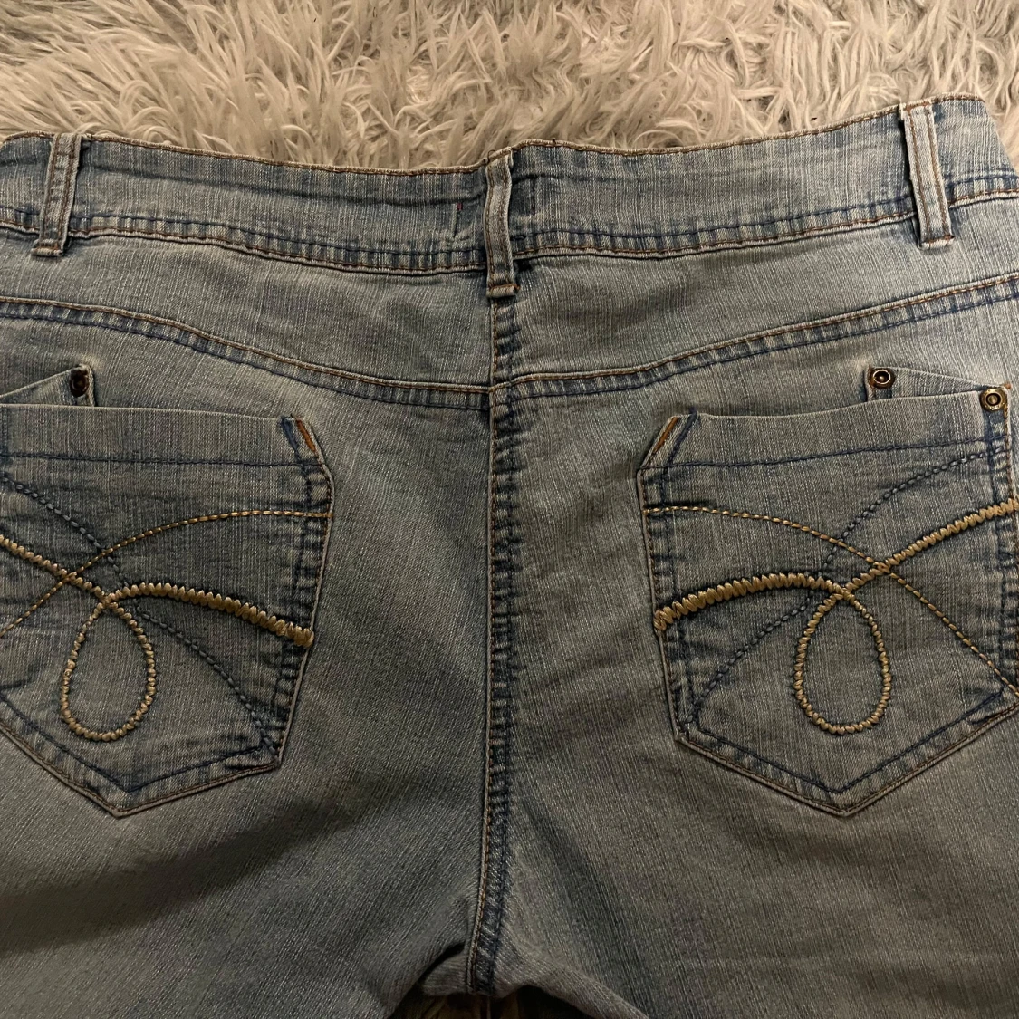 Lågmidjade, bootcut jeans i ljusblå - 1