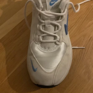 Nike skor bra skick varit använda ett par gånger inte så många  - Storlek 39 kostar köpte för 1000kr