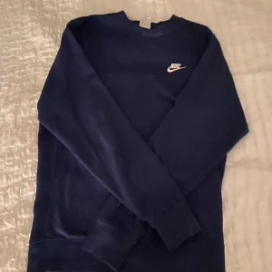 Blå Nike crewneck - Bra skick, storlek s, marinblå, Nike