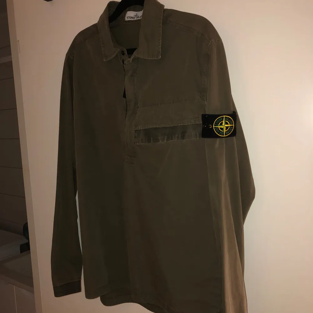 Stone island overshirt i storlek M Mycket bra skick, använd fåtal gånger  nypris: 4000kr. Jackor.