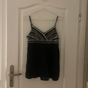 Linne med detaljer - Fint linne med detaljer från hollister. Det saknas några pärlor, annars inga skador. Linnet har två lager så passar bra till hösten.