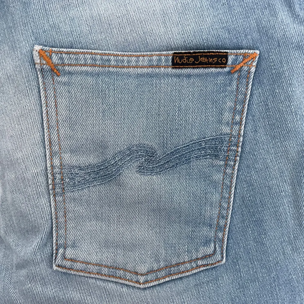 Säljer nu dessa sjukt feta Nudie jeans i den populära modellen Grim Tim! Storlek 30/34. Använda men fortfarande i topp skick⚜️Tveka inte med att fråga någon fråga :). Jeans & Byxor.