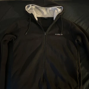 Svart mckenzie hoodie - Säljer en svart mckenzie zip hoodie i storlek M😁 Skick: 10/10. Allt sitter bra på den👍🏽