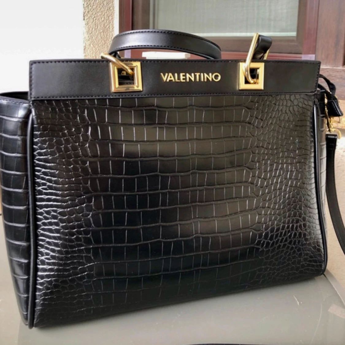 Ny Valentino Handväska svart lack + gulddetaljer 