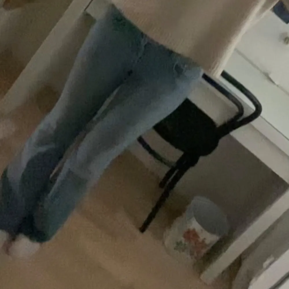 Lågmidjade blå bootcut/utsvängda jeans. Säljes pga att de tyvärr e förstora för mig🫶. Jeans & Byxor.