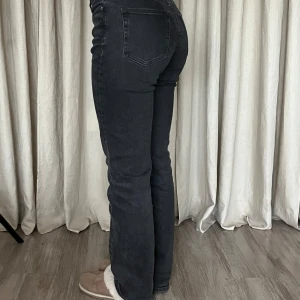 Weekday jeans - sommar25 - Skit snygga svarta weekday jeans i modellen ”TWIG” (mid straight jeans), använda mycket men i extremt bra skick där av menar jag INGA defekter!