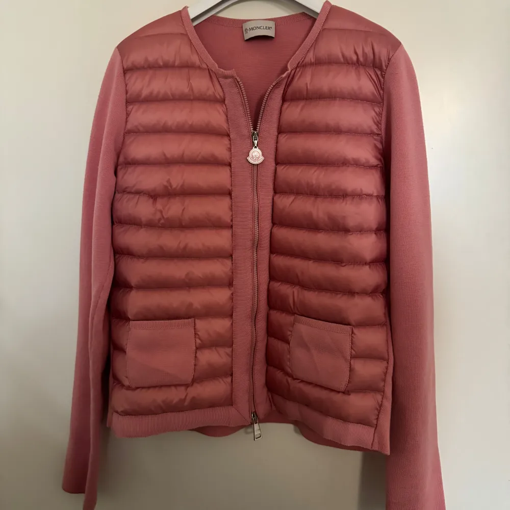 Moncler Cardigan i storlek xs. Väldigt fint skick, som ny! Äkthetsbevis finns . Jackor.