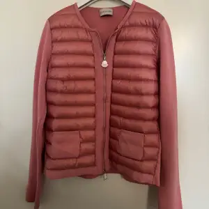 Moncler Cardigan i storlek xs. Väldigt fint skick, som ny! Äkthetsbevis finns 