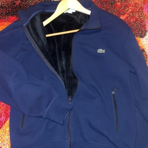 Lacoste tröja  - Kommer inte till användningen längre  Skick: 9/10. Inga skador eller defekter  Pris ny: 1199 