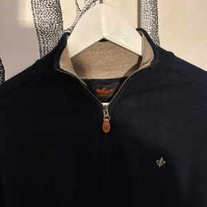 Morris zip - Hej säljer mörkblå Morris zip i fint skick, inga defekter eller fleckar skriv om ni har några frågor