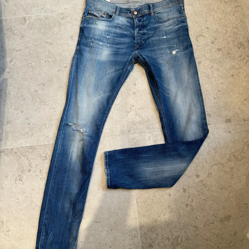 Hej! Nu säljer jag dessa fina Diesel jeans. Modellen på jeansen är tepphar och storleken är Waist 33 och length 34. Om ni har några funderingar så är det bara att skicka! . Jeans & Byxor.