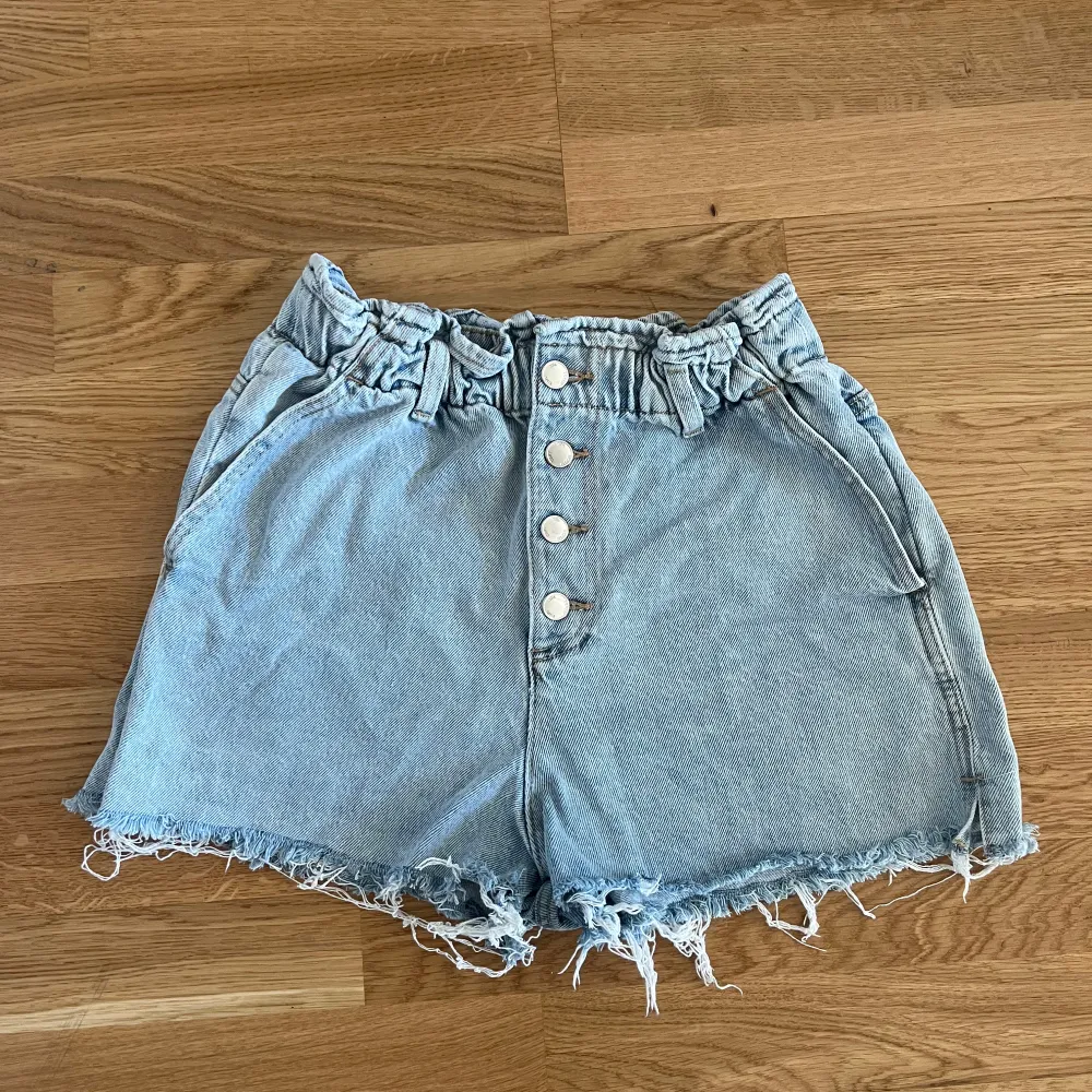 Jeansshorts . Kjolar.