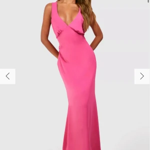 Rosa maxi klänning - En rosa klänning från asos inte använd kvar i paketet. Paketet kom försent och har därav inte använt klänningen