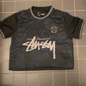 STUSSY X BRAZIL FOTBOLLSTRÖJA - En helt ny endast testad fotbollströja med stussy & brasil landslags collaben. Tröjan är i storlek S och sitter som den ska, inga defekter & helt ny med tags osv kvar.