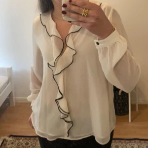 Zara blus med volanger - Fin blus med volanger och dubbelt tyg ifram
