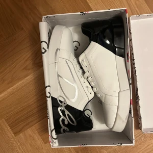 DOLCE & GABBANA SKOR STRLK 44 - DOLCE & GABBANA skor hur snygga som helst och passar faktiskt till vintern. Storlek 44 och passar true size. Allt og följer med ( Dustbag och Box) FÖRST TILL KVARN!!!🔥🤩