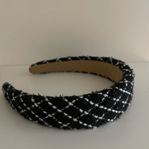 Diadem - Jättefint svart diadem med vit glittriga detaljer!💗 (Priset går att diskutera)