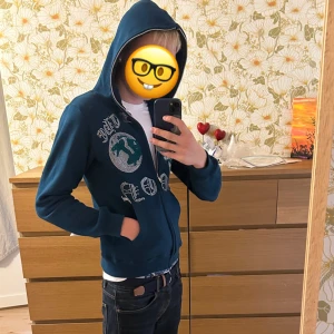 Aim for the moon - Zip hoodie från ”aim for the moon”.  Fint skick och inte använd mycket. Säljer då den börjar bli för liten.  Storlek S.  Färg blå. 