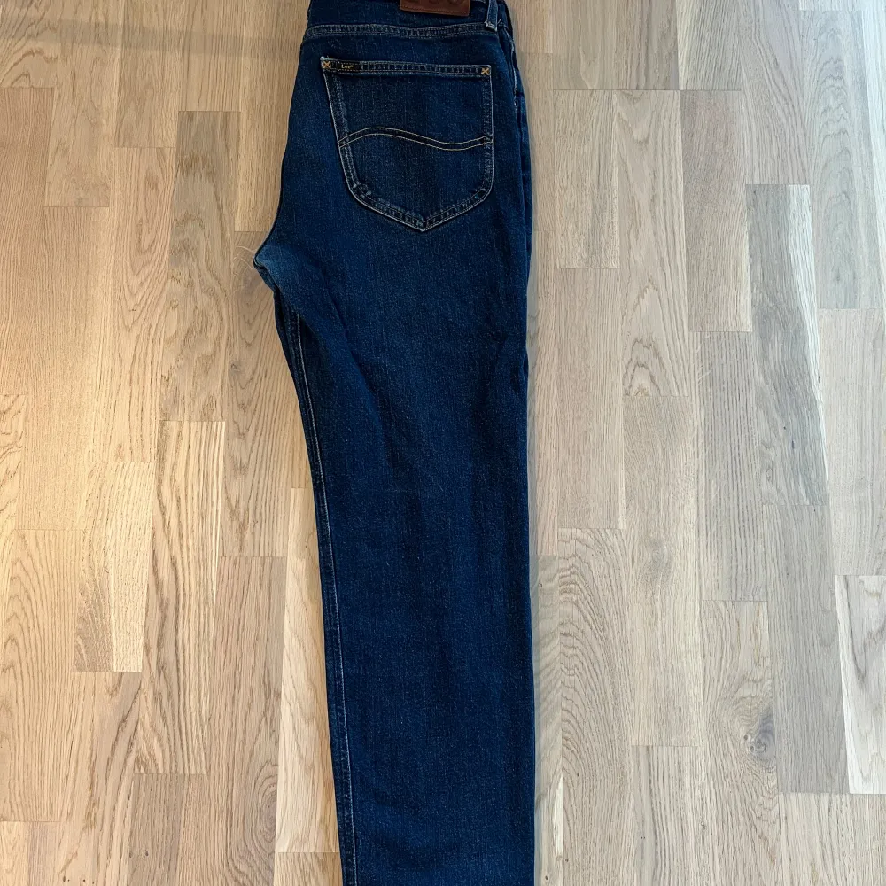 Lee Austin Jeans i mörkblått.   Skick 7,5/10  Storlek 32/30. Jeans & Byxor.