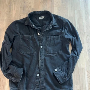 East West, Skjortjacka i Jeanstyg - En snygg Skjortjacka i jeanstyg från East West köpt på Brothers.  Storlek M.