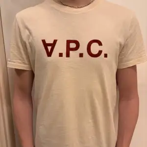 Skit snygg A.P.C tisha i bra skick. Tröjan är sparsamt använd och nypris är runt 1300-1400kr. Mitt pris är 799kr och ifall du vill ha fler bilder eller har fubderingar är det bara att skriva👍🏻