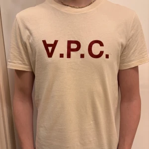 A.P.C T-Shirt - Skit snygg A.P.C tisha i bra skick. Tröjan är sparsamt använd och nypris är runt 1300-1400kr. Mitt pris är 799kr och ifall du vill ha fler bilder eller har fubderingar är det bara att skriva👍🏻