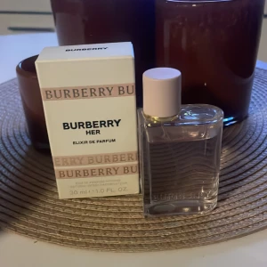 Burberry her - Burberry her parfym i 30 ml. Nypris 880. Se bild slm visar hur mycket som är kvar.