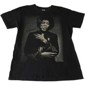 Jimi Hendrix T-shirt! Tröjan är 63,5cm lång mätt bakifrån, & 50cm bred