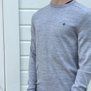 MORRIS GRÅ STICKAD TRÖJA - MORRIS GRÅ STICKAD TRÖJA  Skick 8/10 | S| pris 699 | Nypris 1599| Postar genom postnord och instabox | Hör av er vid minsta fundering